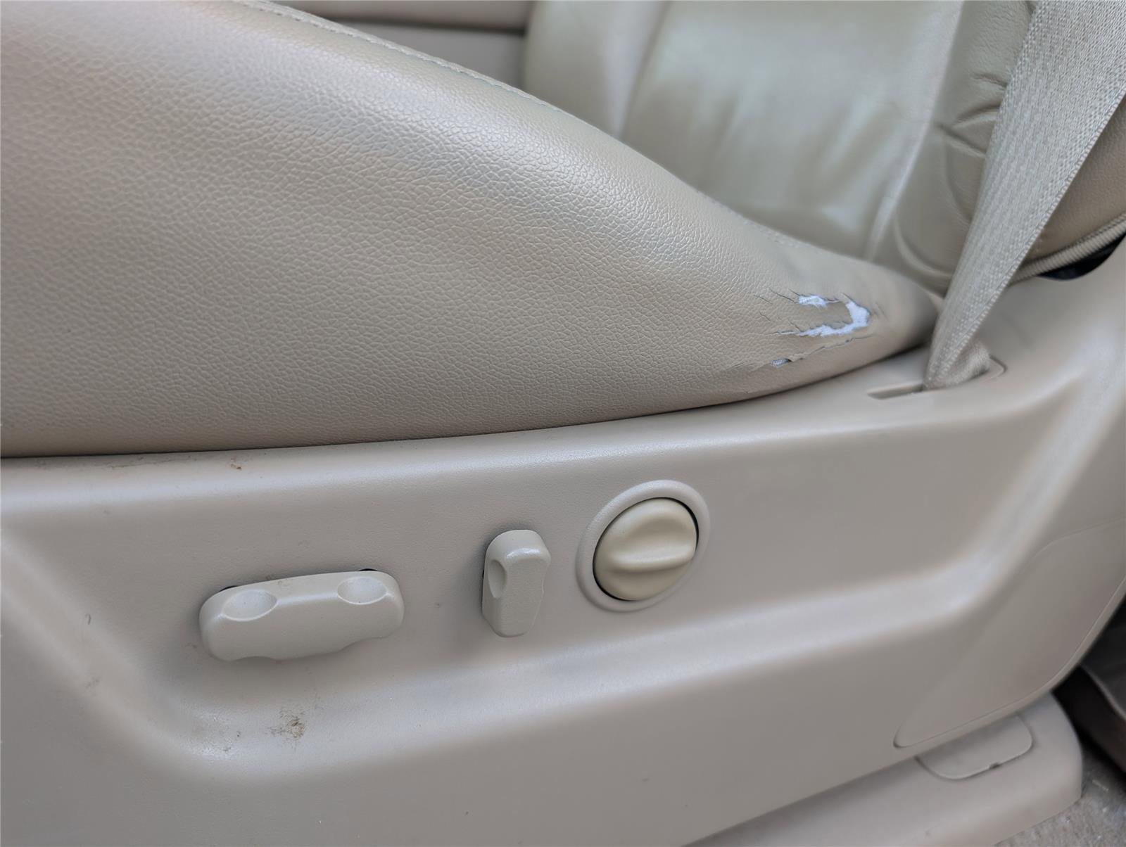 Used 2011 GMC Yukon XL SLT w/ SLT-2 Equipment Package image 10