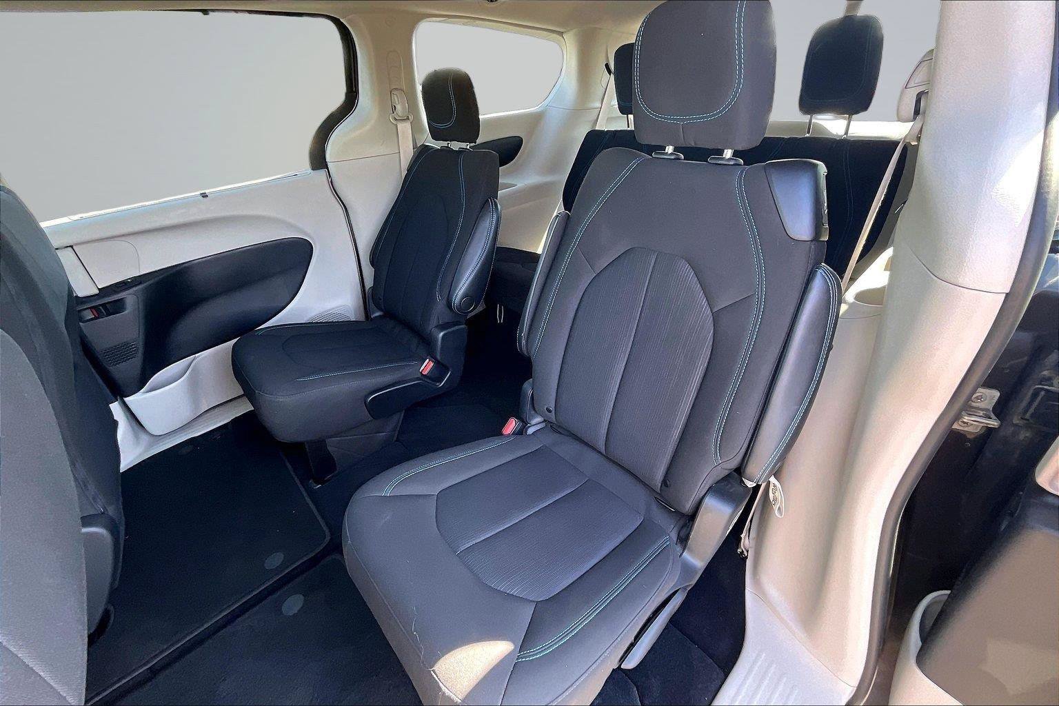 Used 2021 Chrysler Pacifica Touring w/ Cold Weather Group FWD image 24