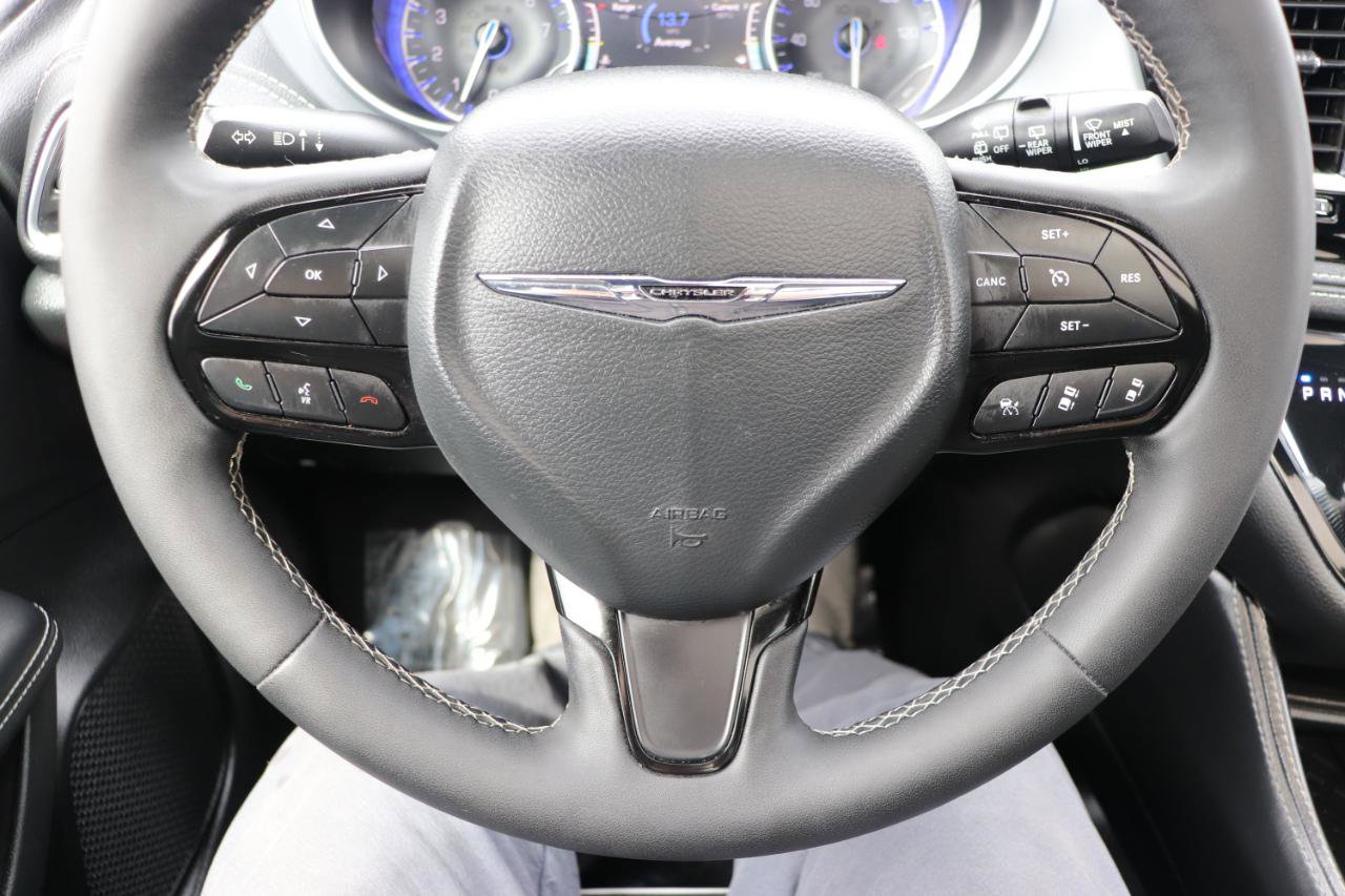 Used 2025 Chrysler Pacifica Limited image 37