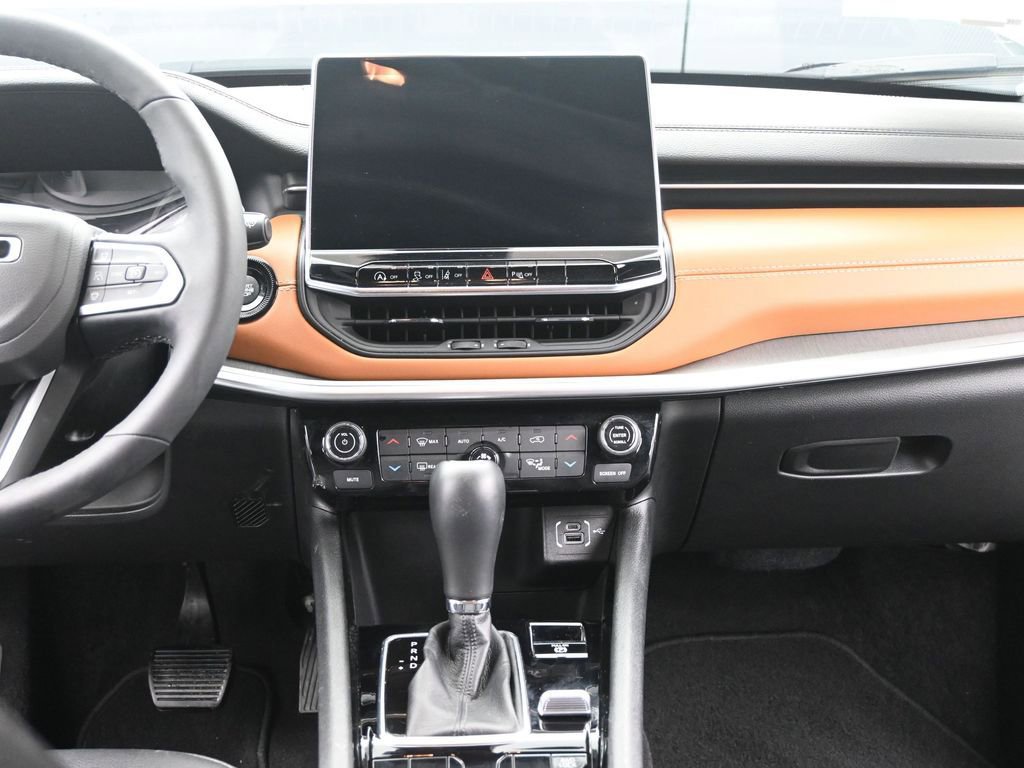 Used 2025 Jeep Compass Limited image 25