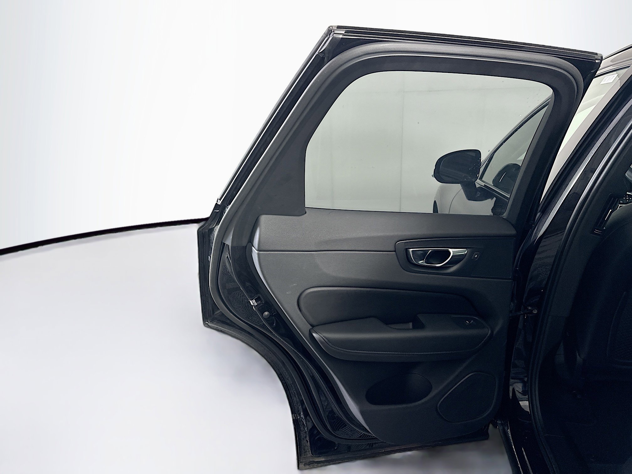 Used 2025 Volvo XC60 B5 Plus w/ Climate Package image 28