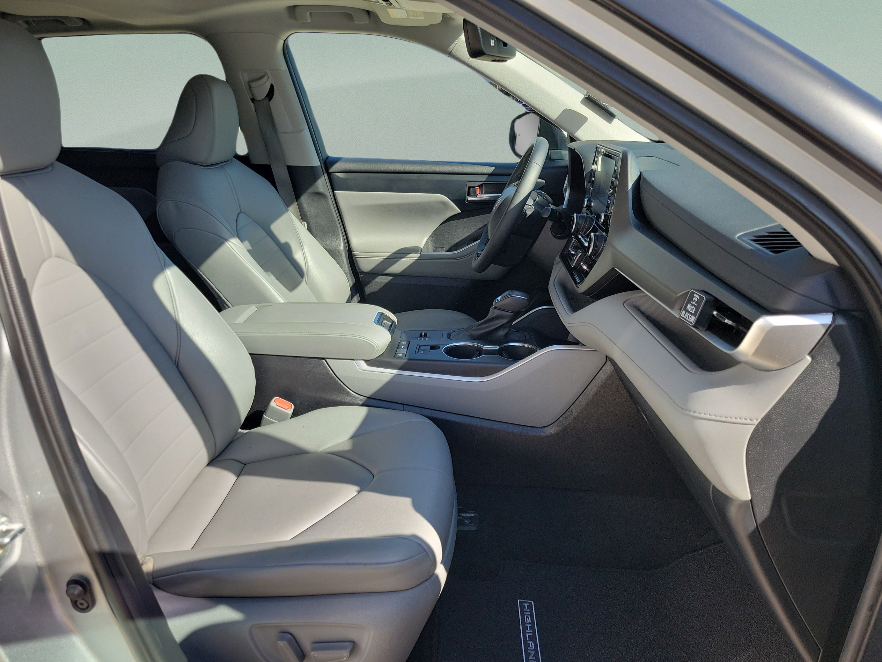 Used 2021 Toyota Highlander XLE FWD image 28