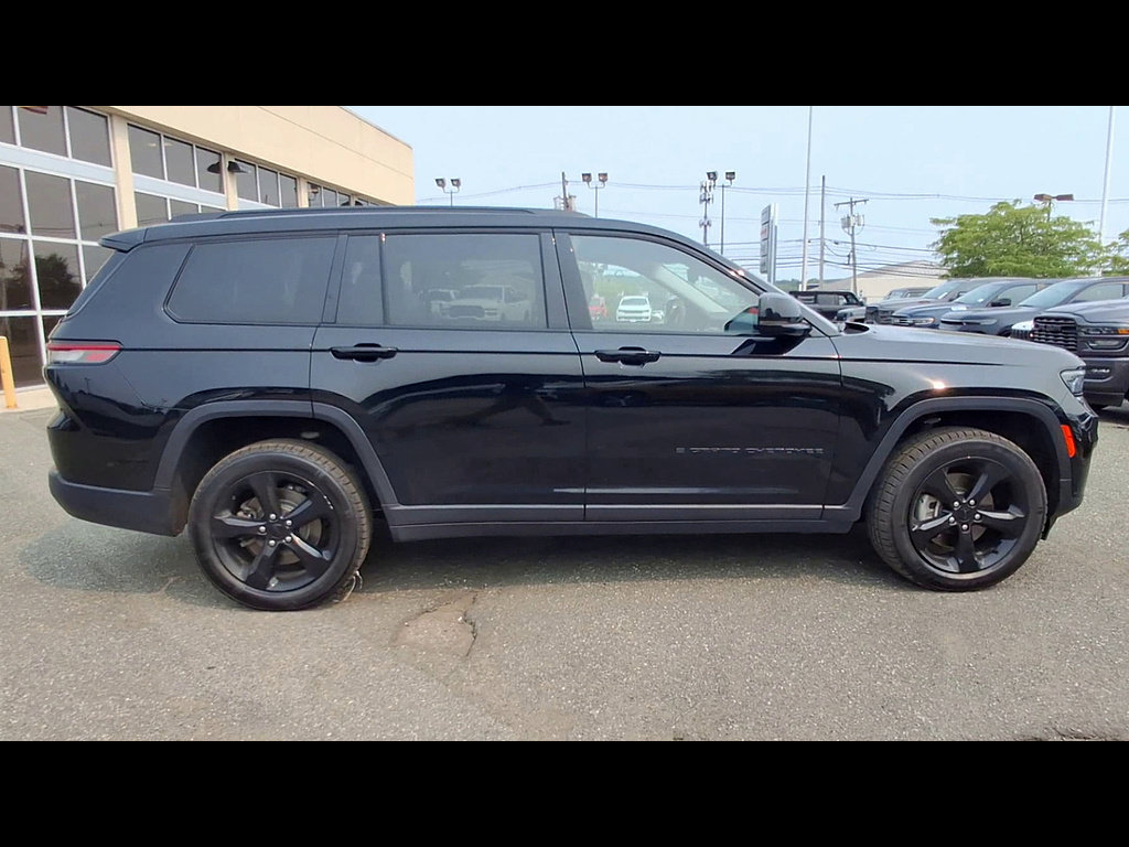 Certified 2023 Jeep Grand Cherokee L Limited w/ Black Appearance Package AWD/4WD image 9
