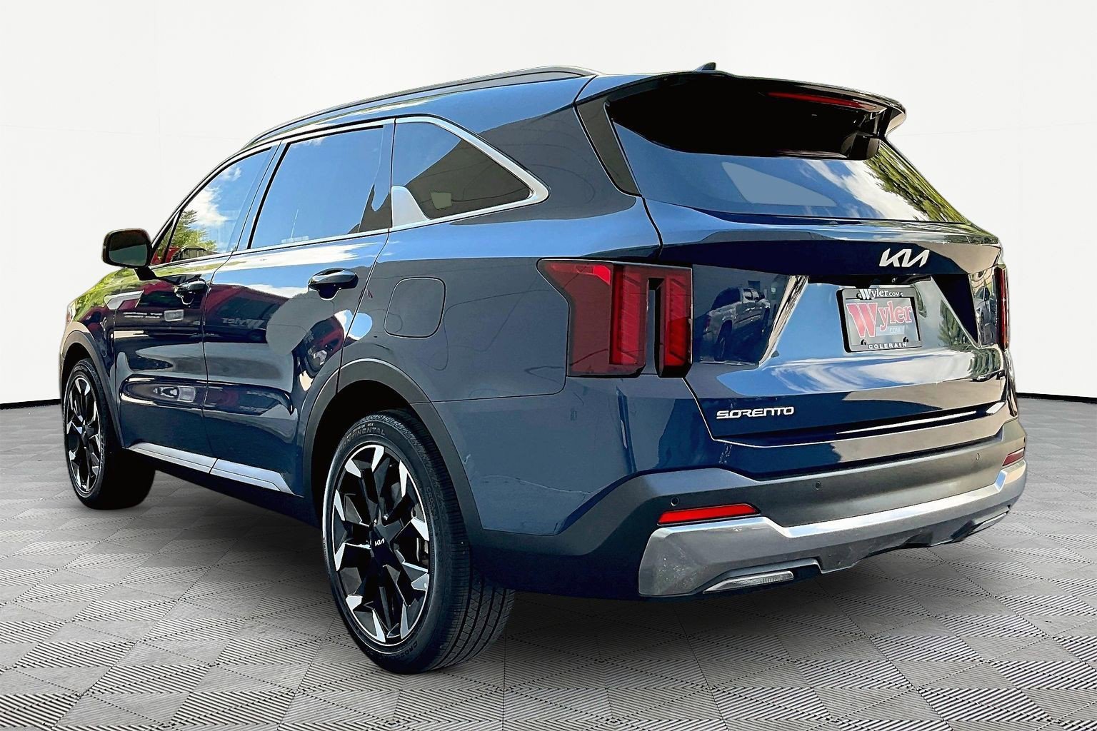 Used 2024 Kia Sorento EX w/ Panoramic Sunroof Package FWD image 4