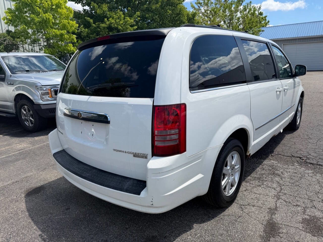 Used 2010 Chrysler Town & Country Touring FWD image 4
