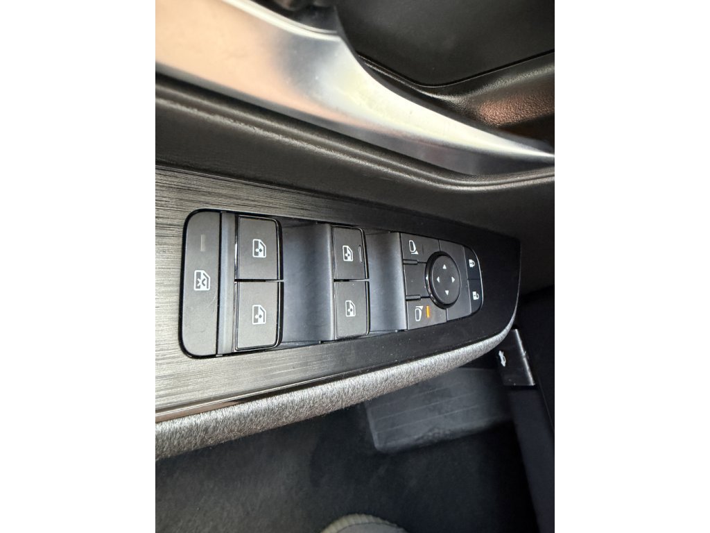 Used 2025 Nissan Kicks SV FWD image 24