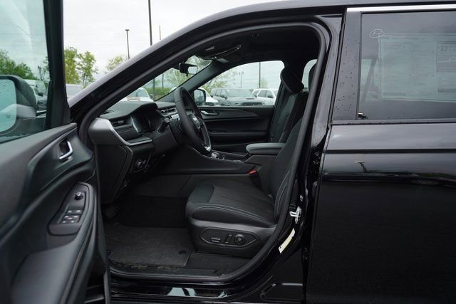 New 2025 Jeep Grand Cherokee Laredo X w/ Luxury Tech Group I image 11