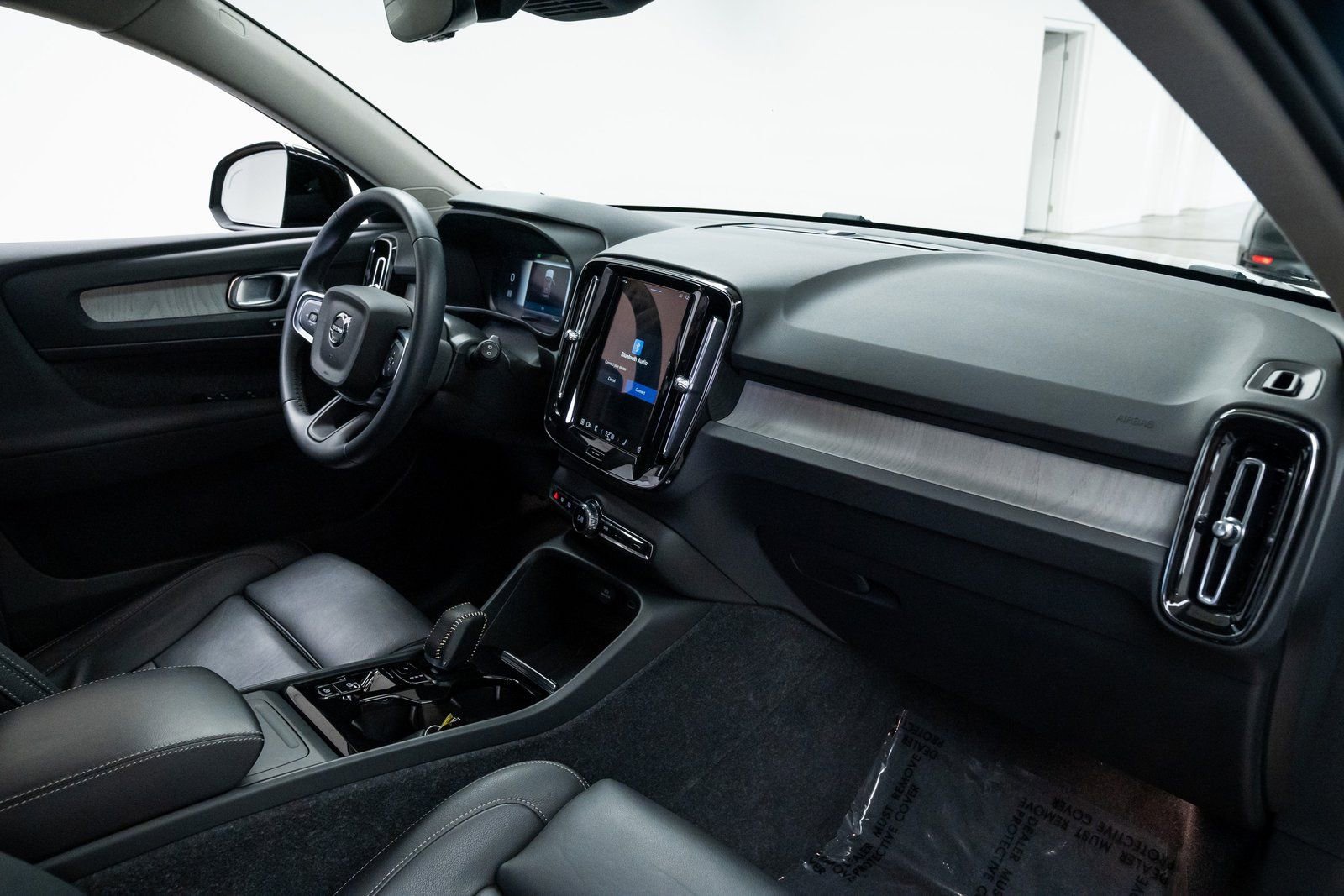 Used 2024 Volvo XC40 B5 Plus image 24