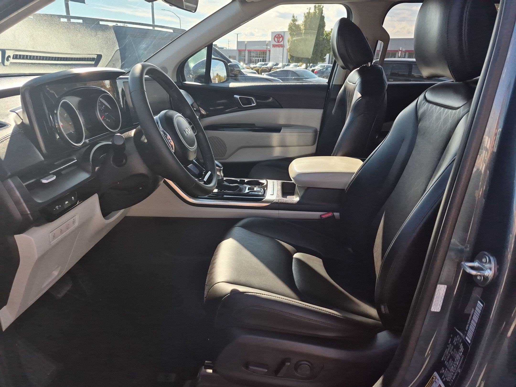 Used 2024 Kia Carnival EX FWD image 16