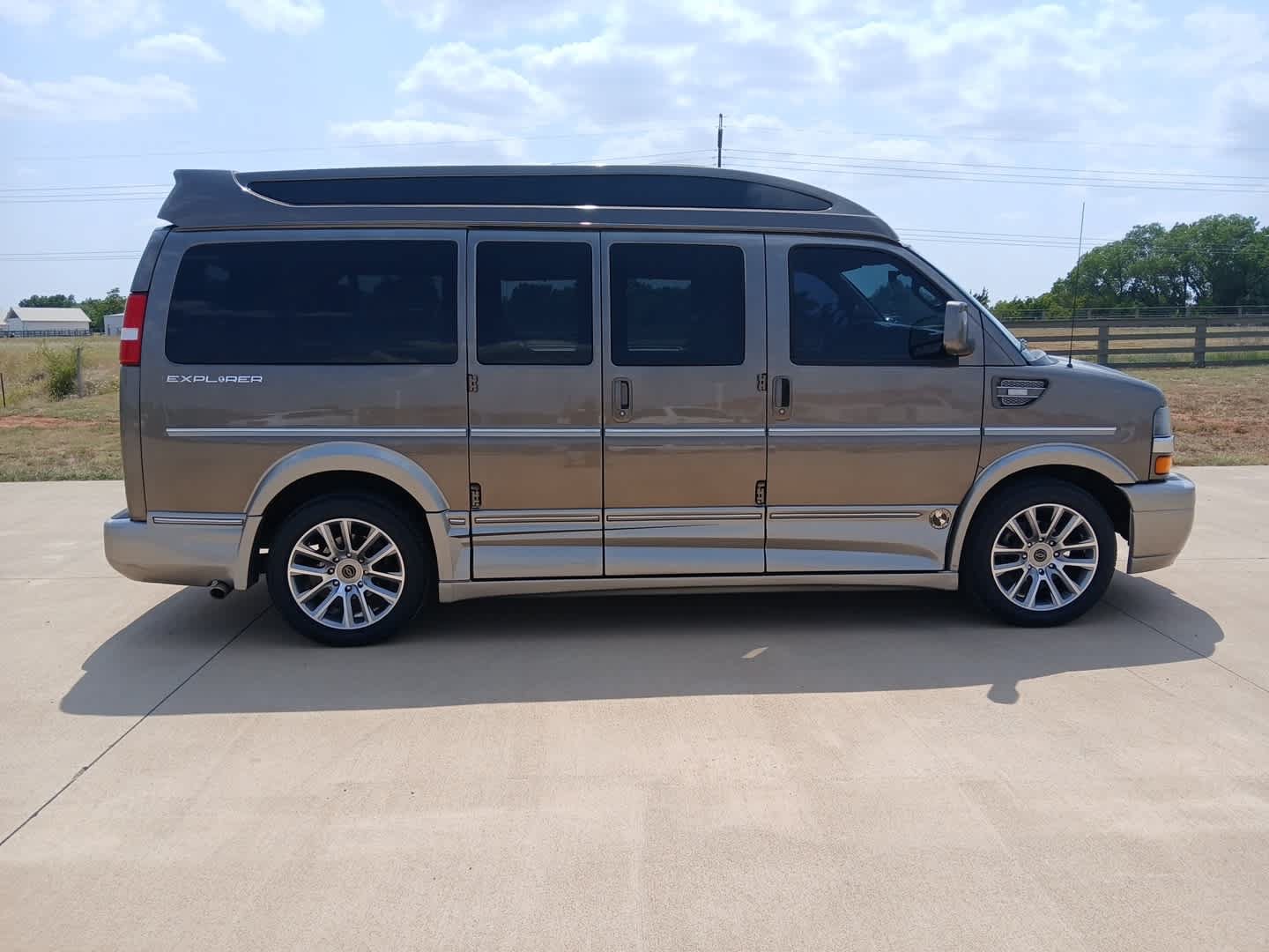 Used 2021 Chevrolet Express 2500 w/ Enhanced Convenience Package RWD image 7