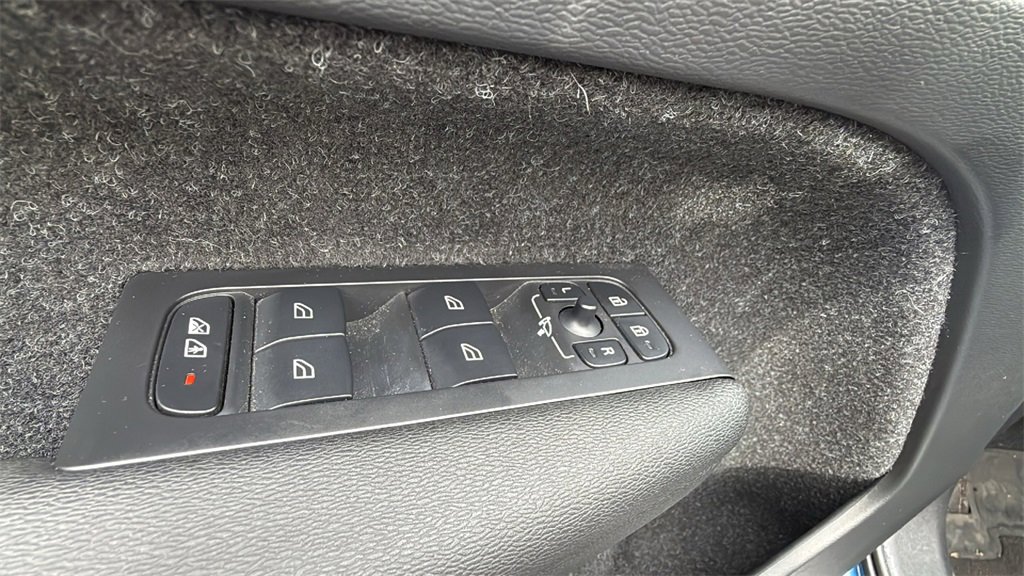 Used 2020 Volvo XC40 T5 R-Design w/ Protection Package Premier image 16