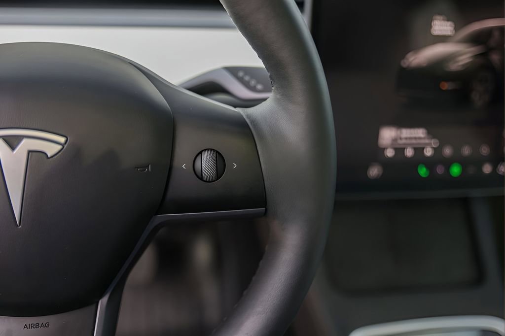 Used 2025 Tesla Model Y Long Range image 12