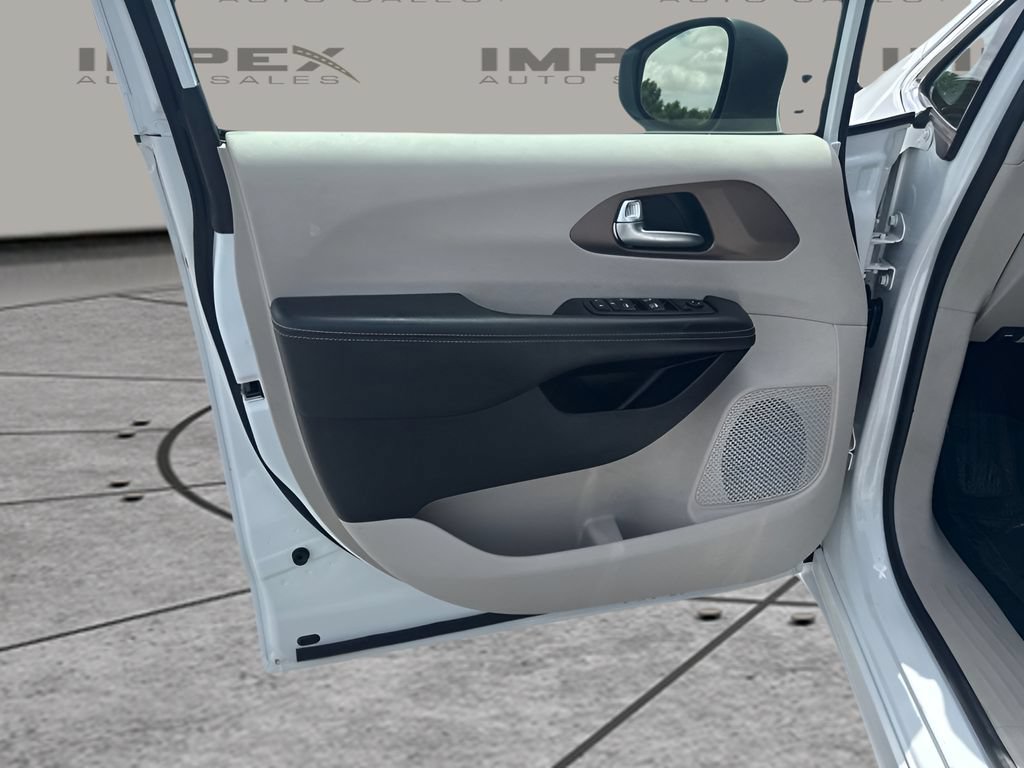 Used 2022 Chrysler Voyager LX FWD image 14
