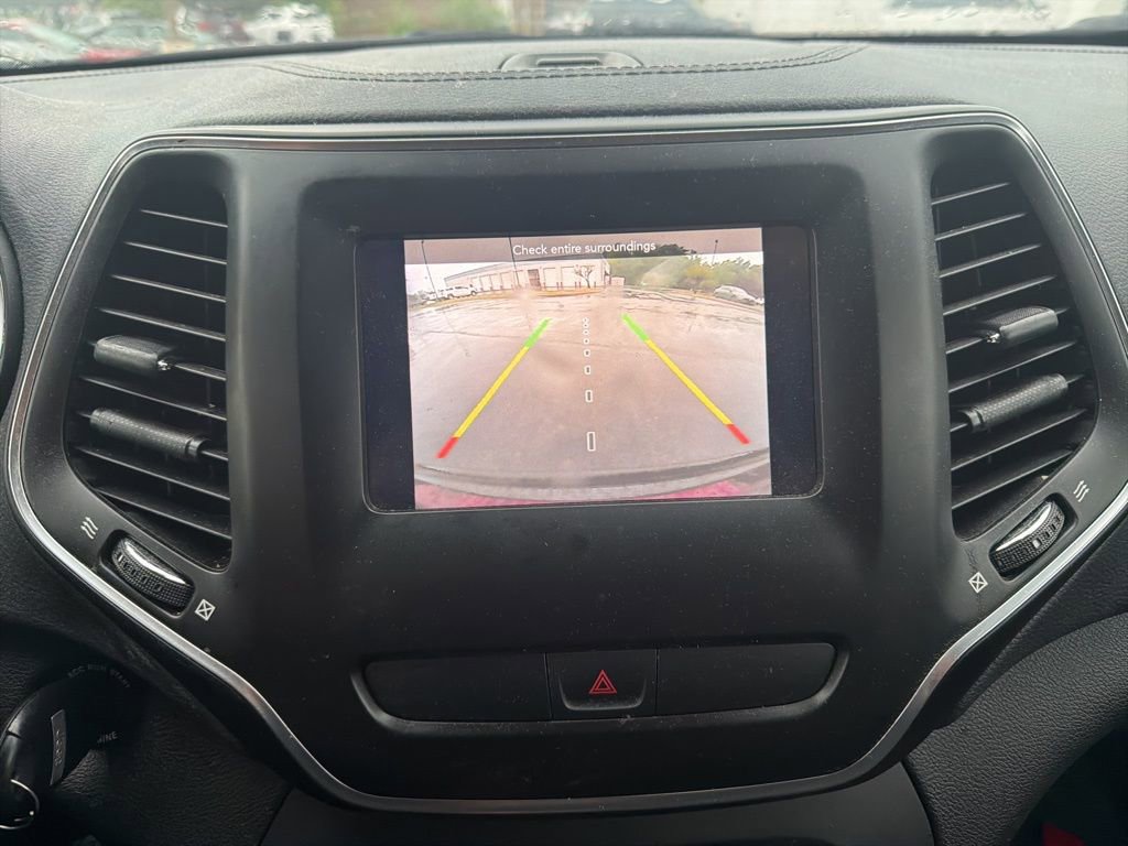 Used 2019 Jeep Cherokee Latitude w/ Popular Appearance Group AWD/4WD image 21