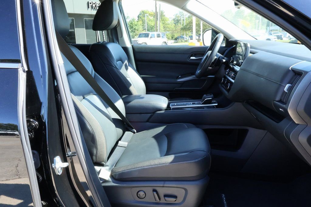 Used 2025 Nissan Pathfinder SL image 8