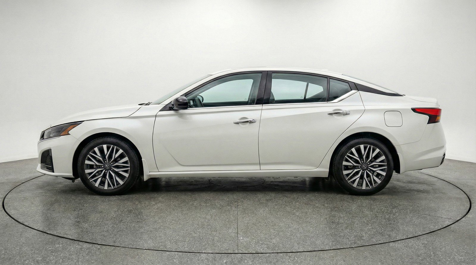 Used 2025 Nissan Altima 2.5 SV FWD image 5