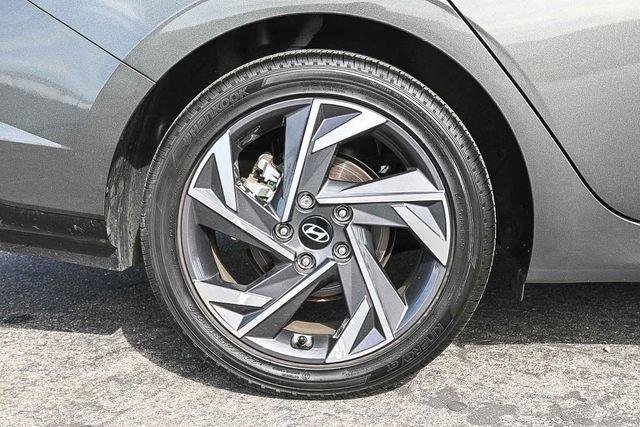Used 2025 Hyundai Elantra Limited image 10