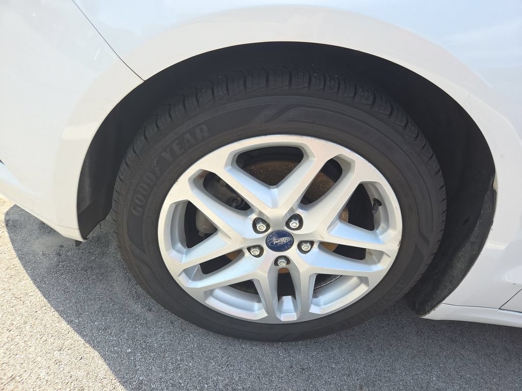 Used 2015 Ford Fusion SE w/ Equipment Group 202A FWD image 7