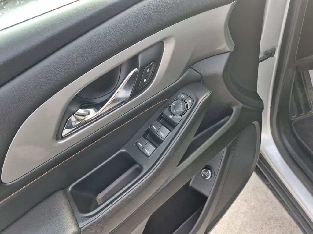 Used 2021 Chevrolet Traverse LT image 11