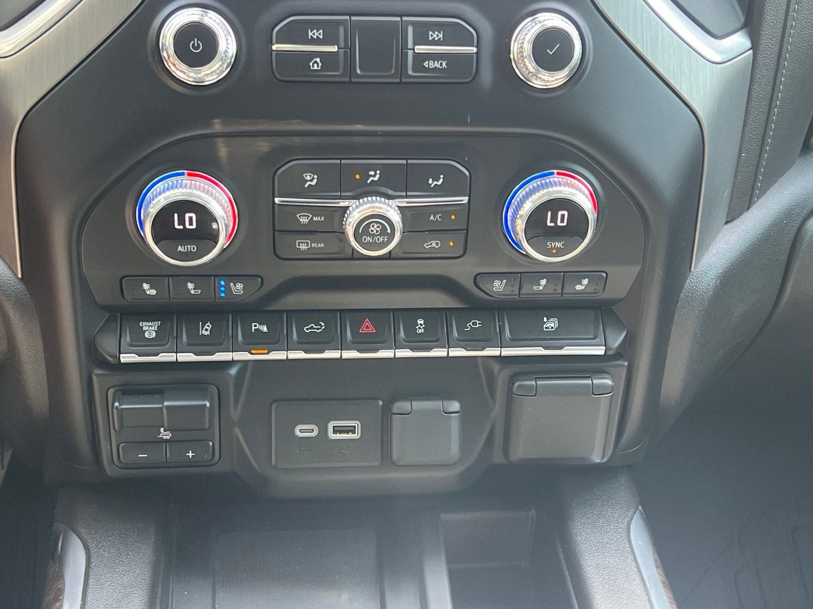 Used 2022 GMC Sierra 3500 Denali w/ Denali Ultimate Package AWD/4WD image 34