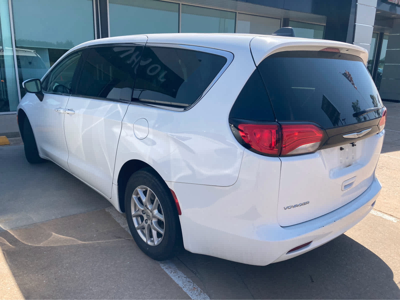 Used 2022 Chrysler Voyager LX FWD image 5