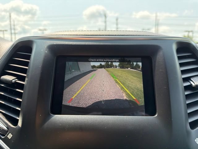 Used 2019 Jeep Cherokee Latitude Plus w/ Cold Weather Group AWD/4WD image 18