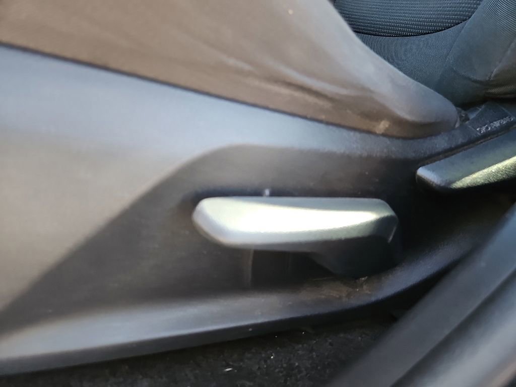 Used 2021 Toyota RAV4 LE AWD/4WD image 14
