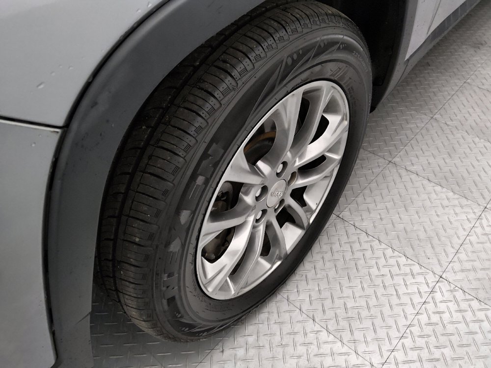 Used 2020 Jeep Cherokee Latitude Plus FWD image 31