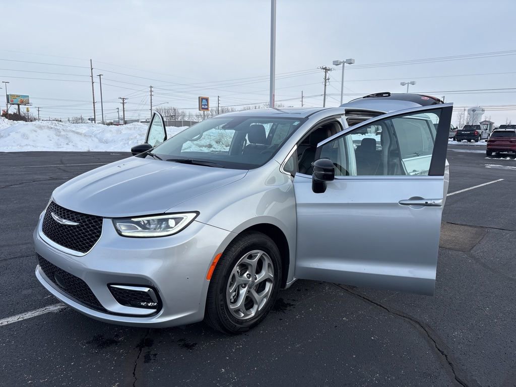 Used 2024 Chrysler Pacifica Limited FWD image 13