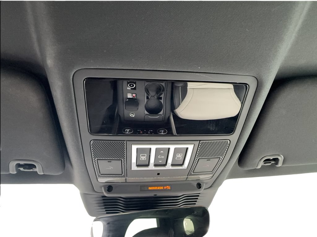 Used 2023 Land Rover Discovery Metropolitan Edition AWD/4WD image 47