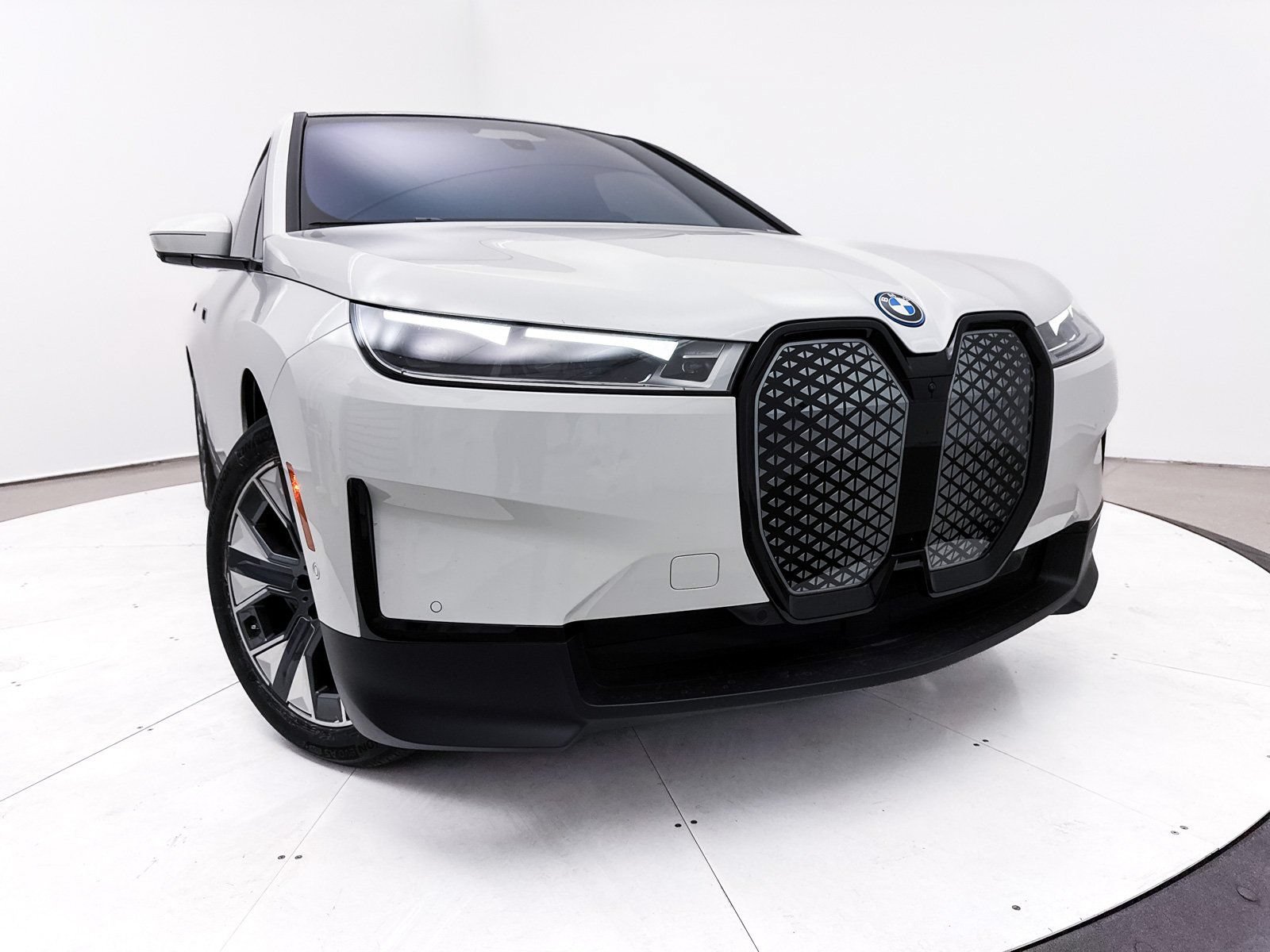 Used 2024 BMW iX xDrive50 w/ Premium Package AWD/4WD image 7