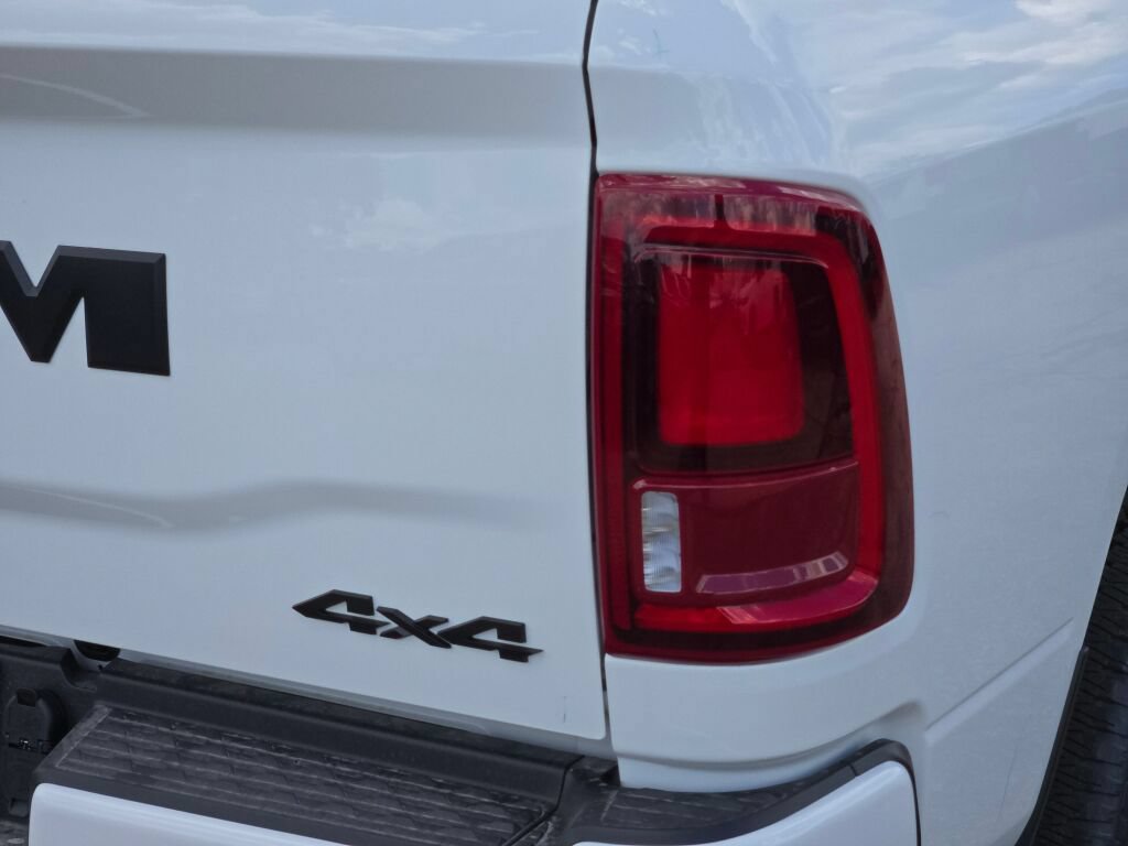 New 2026 RAM 2500 Laramie AWD/4WD image 17