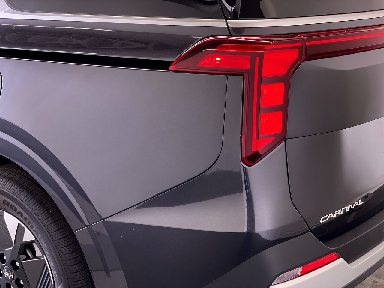 New 2027 Kia Carnival LXS FWD image 9