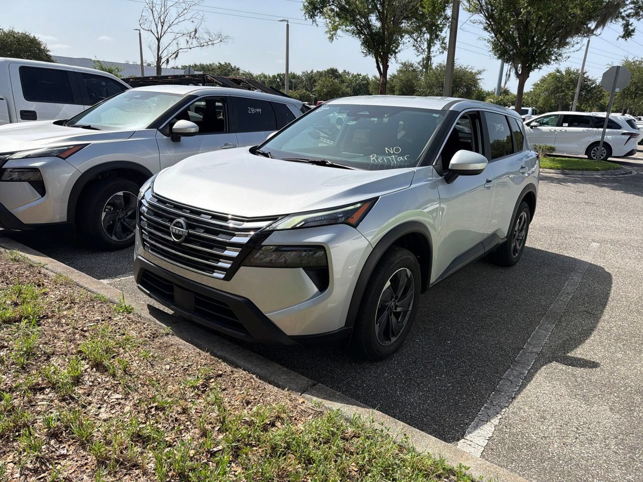 Used 2025 Nissan Rogue SV FWD image 1