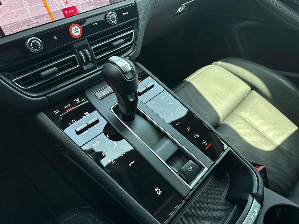 Certified 2025 Porsche Macan image 27