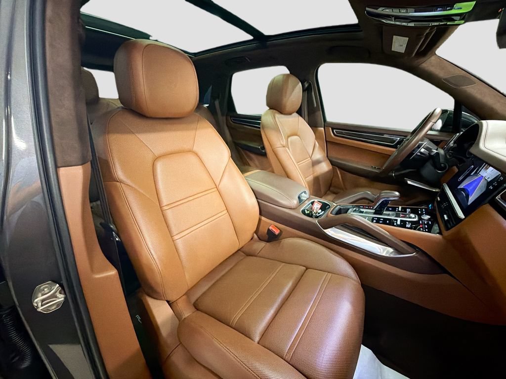 Certified 2023 Porsche Cayenne Turbo AWD/4WD image 30