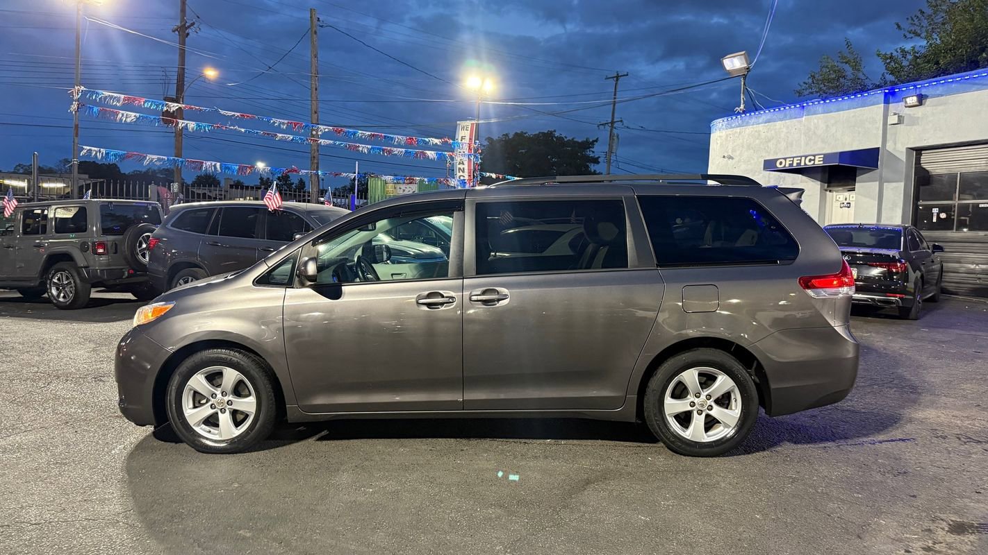 Used 2012 Toyota Sienna LE image 2