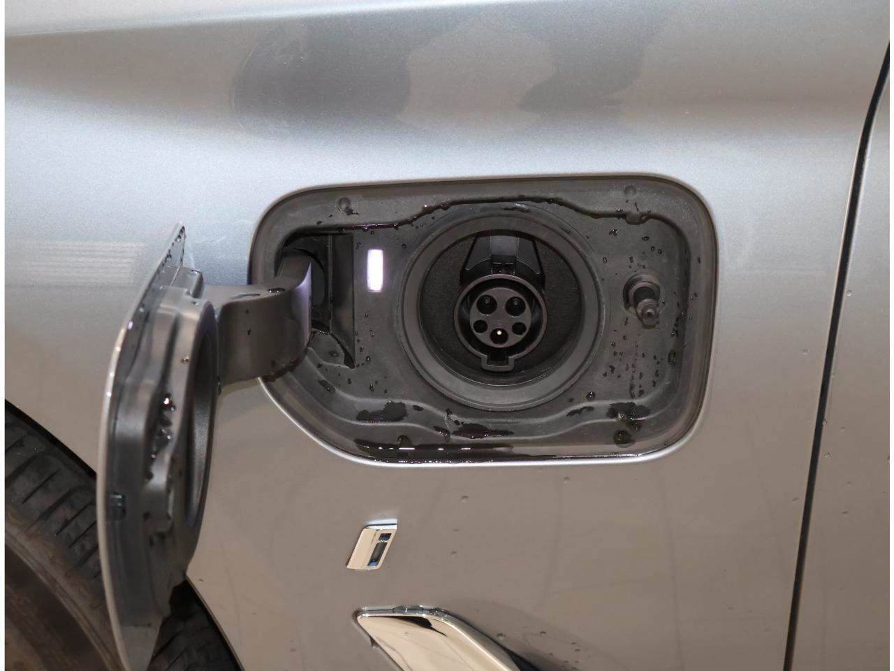 Used 2019 BMW 530e w/ Convenience Package RWD image 5