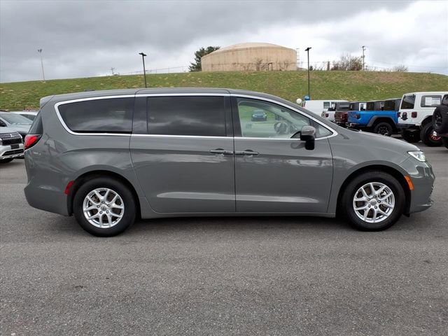 Used 2023 Chrysler Pacifica Touring-L image 5