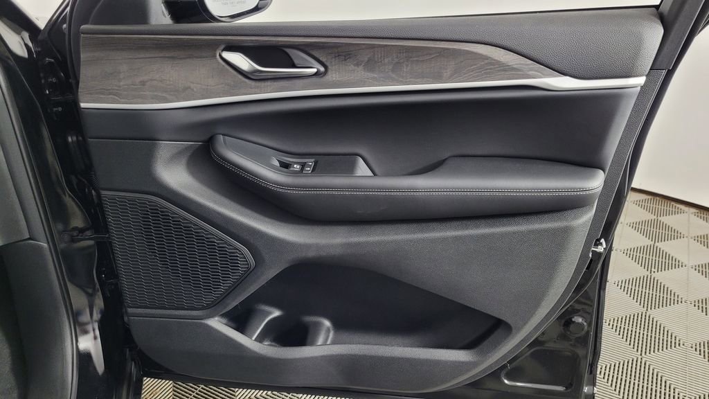 New 2025 Jeep Grand Cherokee Limited w/ Black Appearance Package image 33