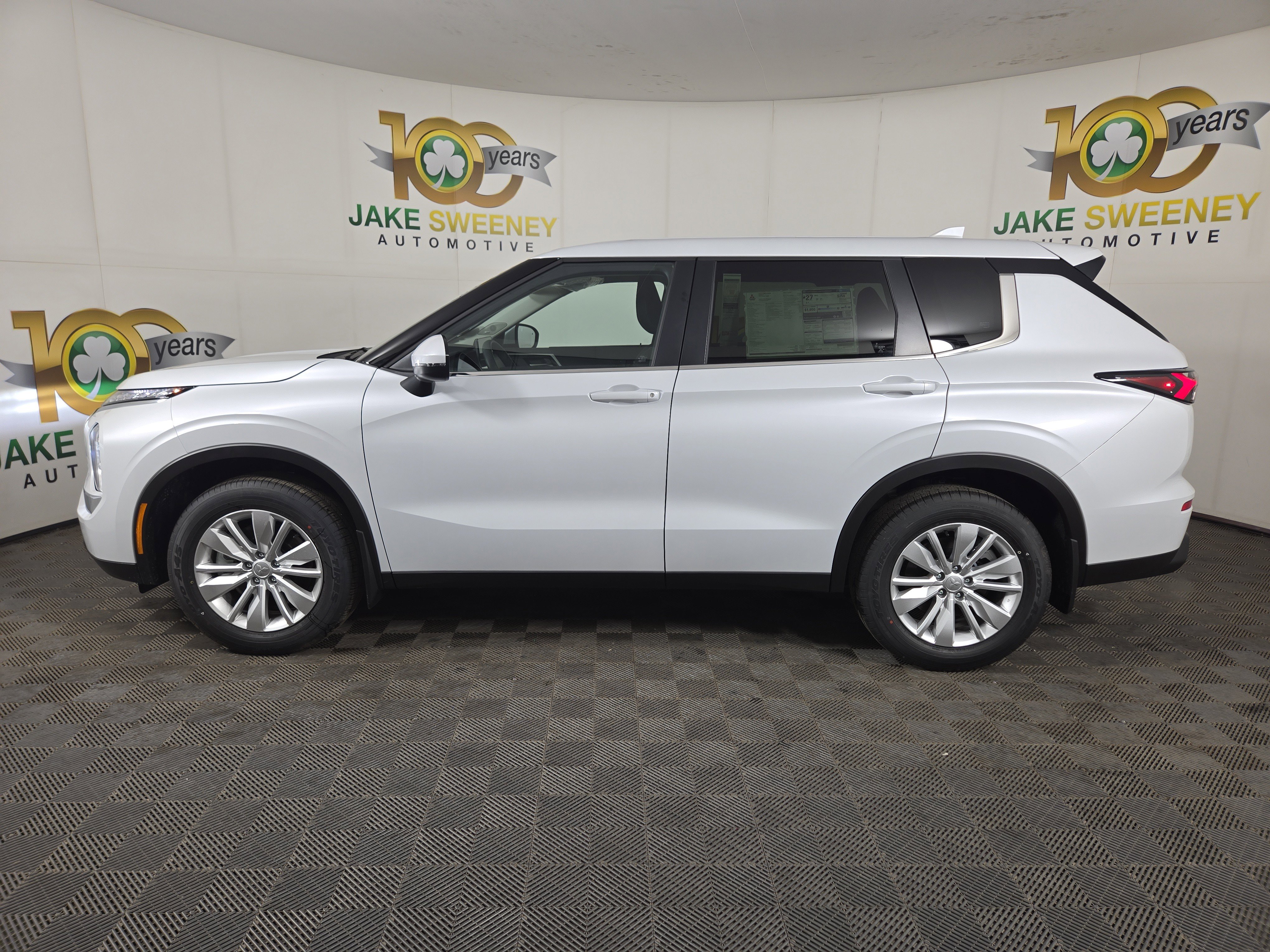 New 2025 Mitsubishi Outlander ES image 4