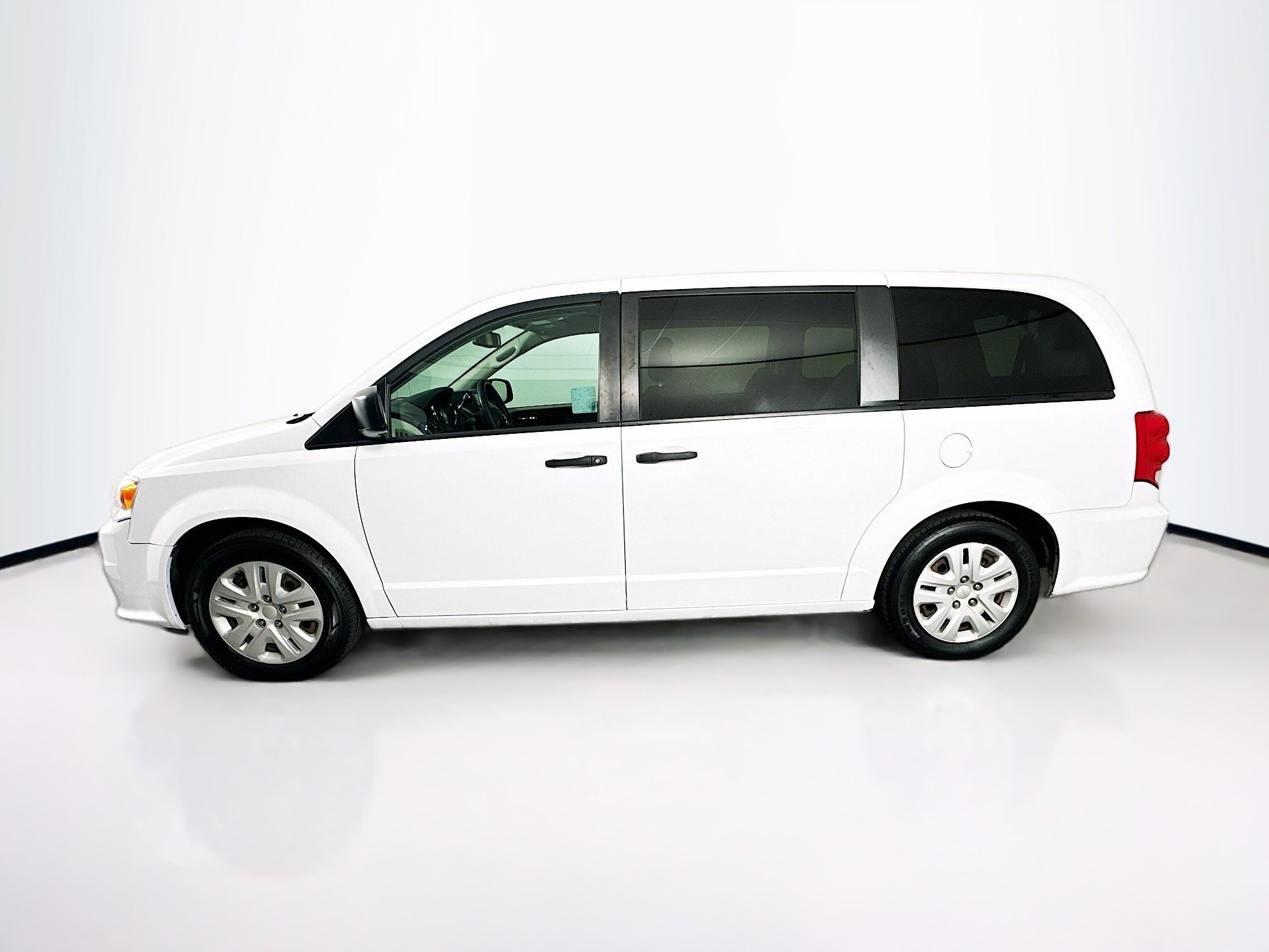 Used 2019 Dodge Grand Caravan SE w/ UConnect Hands-Free Group image 4