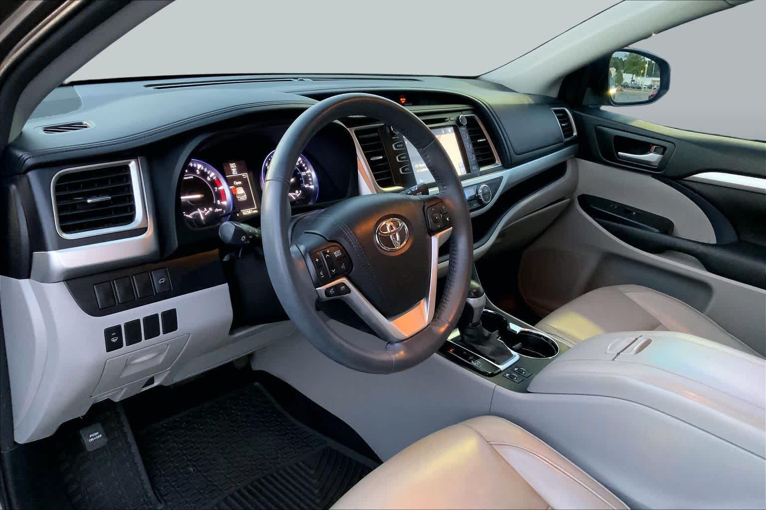 Used 2016 Toyota Highlander XLE FWD image 17