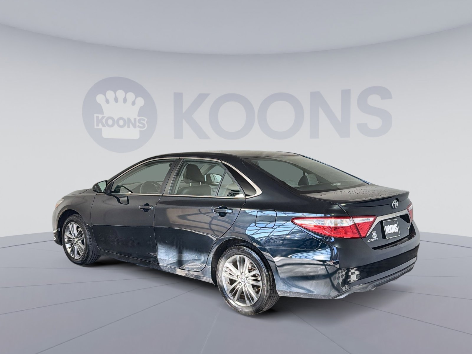 Used 2017 Toyota Camry SE image 4