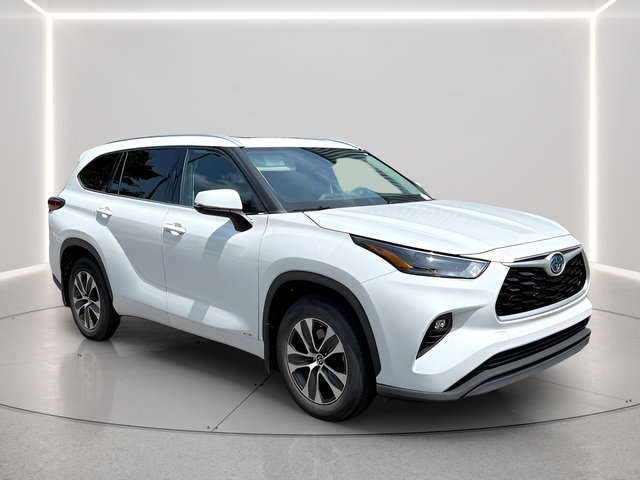 Used 2022 Toyota Highlander XLE AWD/4WD image 7