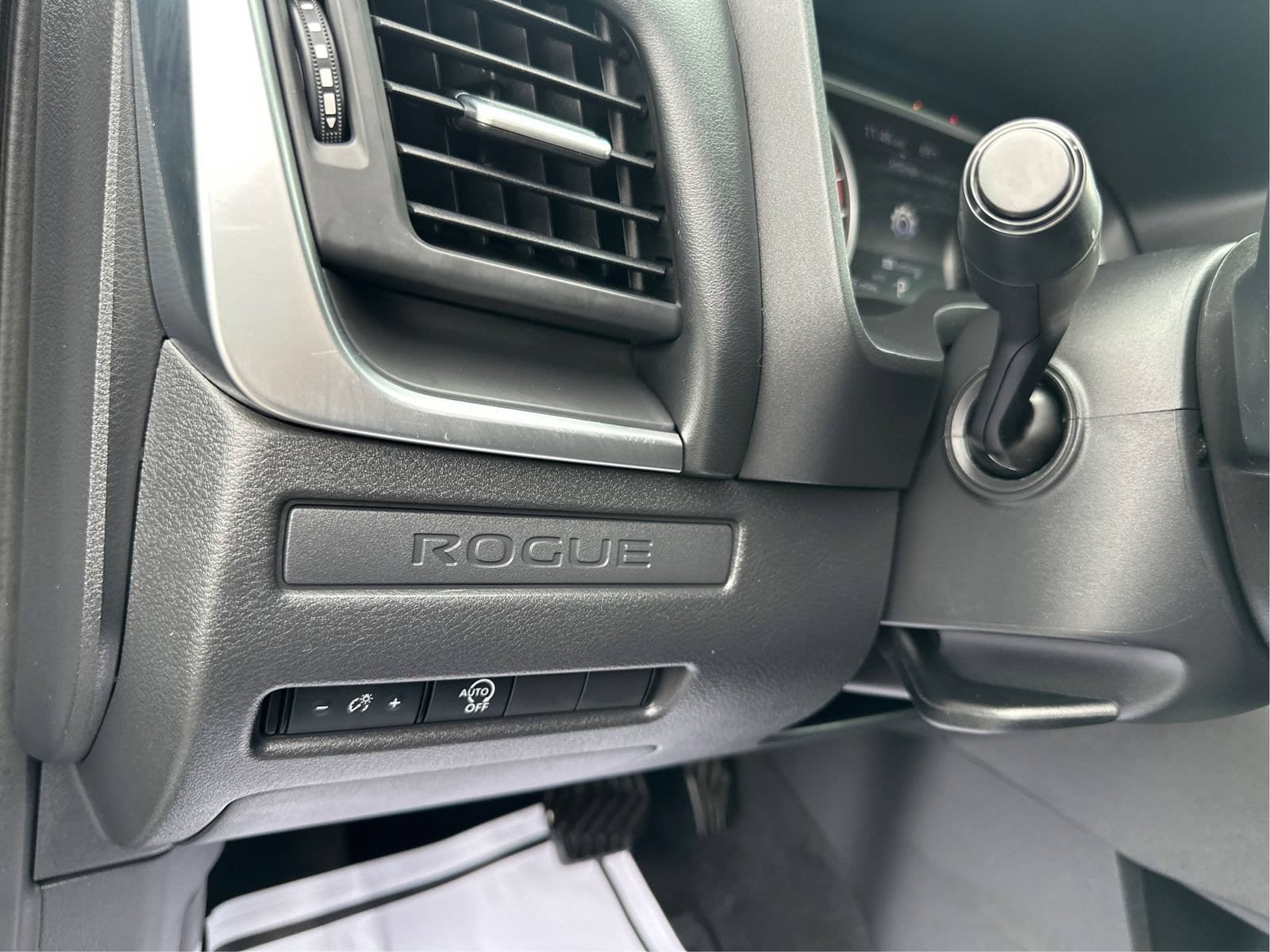 Used 2023 Nissan Rogue S AWD/4WD image 19
