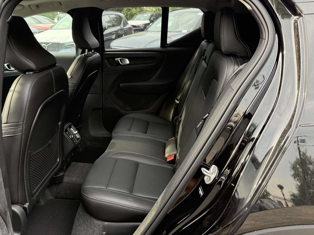 Used 2025 Volvo XC40 B5 Core w/ Protection Package Premier AWD/4WD image 11