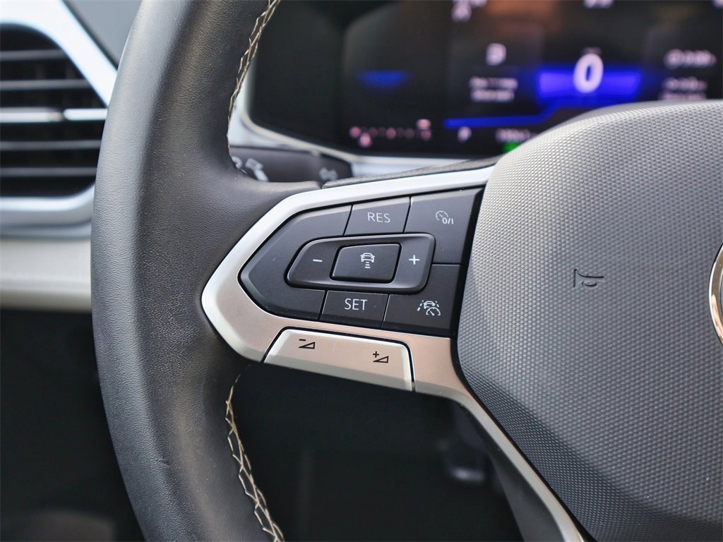 Certified 2025 Volkswagen Taos SE image 22