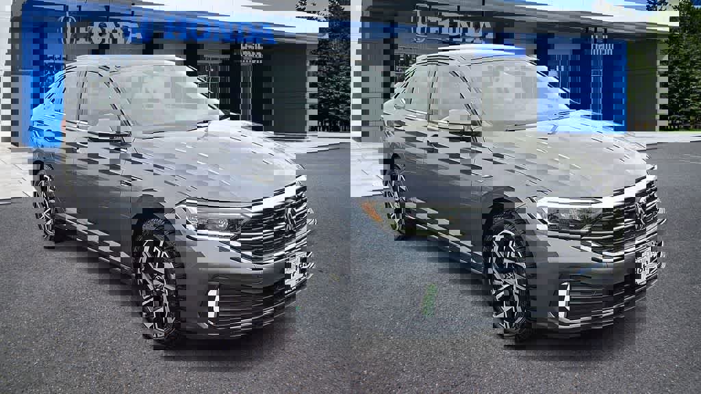 Used 2022 Volkswagen Jetta SEL FWD image 2