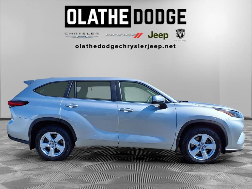 Used 2023 Toyota Highlander L image 30